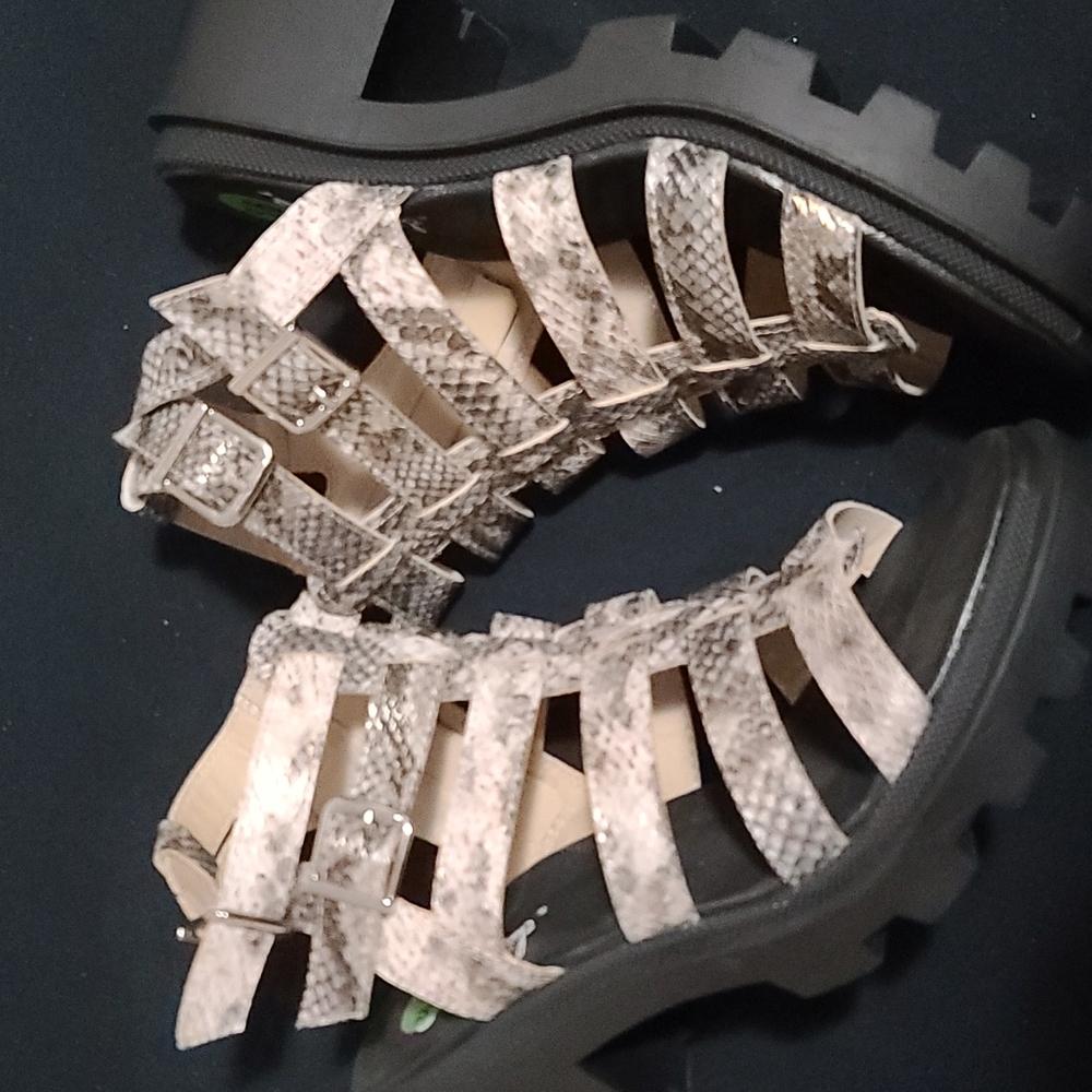 Sandals NWOT - Picture 9 of 12